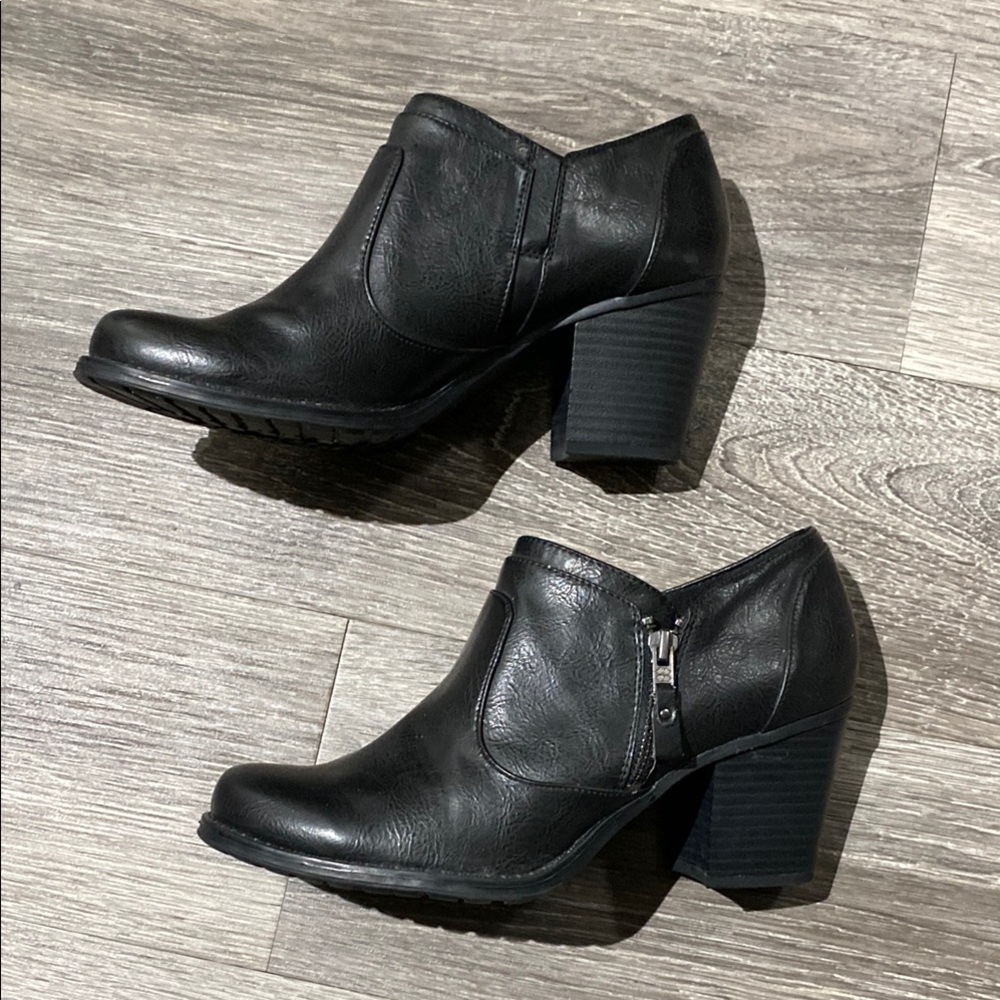 Naturalizer Black Heeled Ankle Boots with Side Zipper